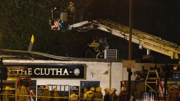 Ein Polizeihubschrauber ist auf das Dach des „The Clutha“-Pubs in Glasgow gestürzt.