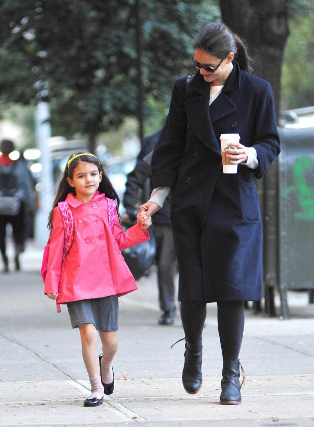 Katie Holmes geht mit ihrer Tochter Suri spazieren.