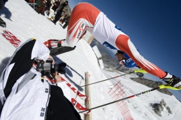 Ein Skirennfahrer stürzt während eines Rennens auf der Piste.