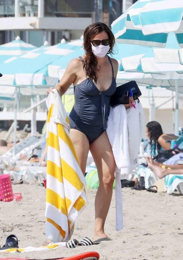 Mit Maske am Strand: Welche Promi-Dame ist hier so vorbildlich?