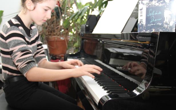12-Jährige spielt Klavier