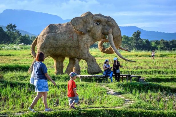 Thailand: Gigantische Tierskulpturen aus Reisstroh