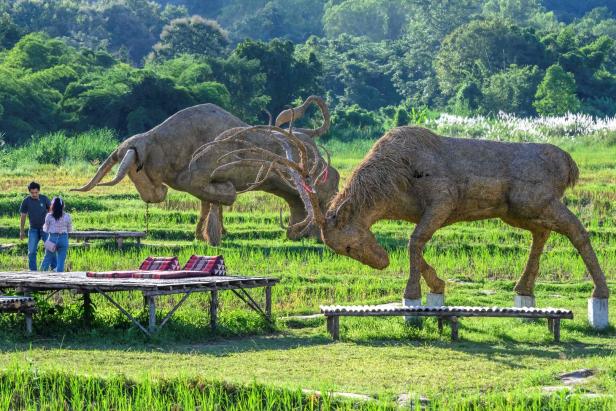 Thailand: Gigantische Tierskulpturen aus Reisstroh