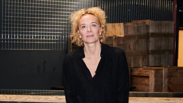 Schauspielerin Katja Riemann sitzt vor dem dreitägigen Streaming-Event von SOS Sessions im Festsaal Kreuzberg