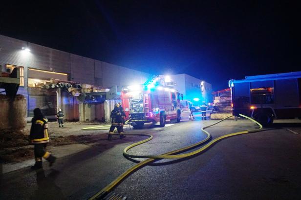 NÖ: Großalarm um Brand in Holzindustriebetrieb