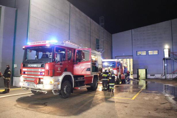 NÖ: Großalarm um Brand in Holzindustriebetrieb