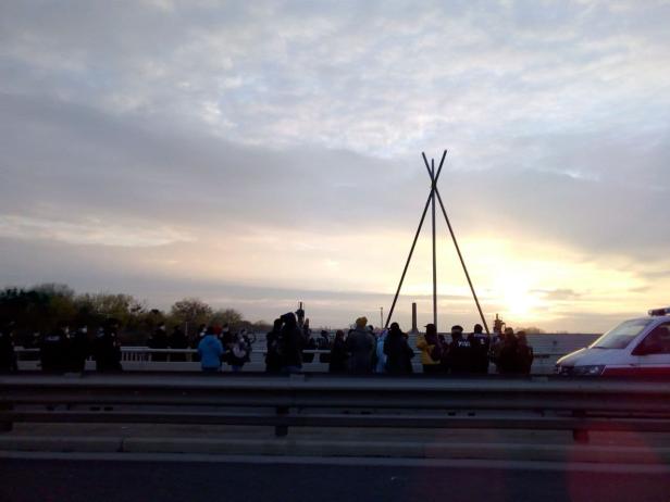 Klimaaktivisten blockierten Brücke über Südosttangente in Wien