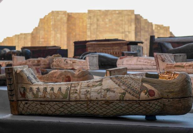 Totenstadt Sakkara gab Dutzende altägyptische Särge frei