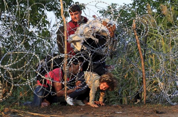 Strom der Flüchtlinge halten Zäune nicht auf