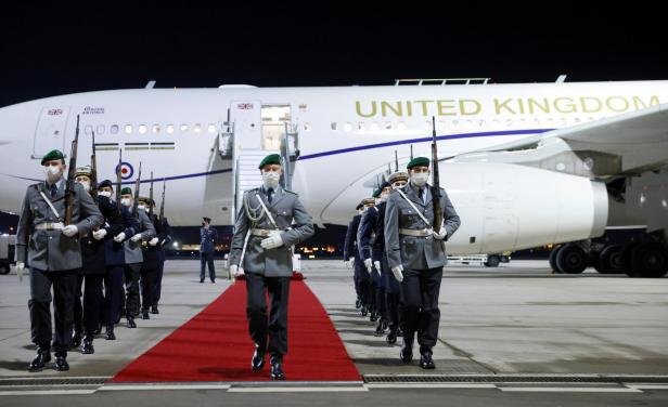 Fotos: Prinz Charles und Herzogin Camilla in Berlin gelandet