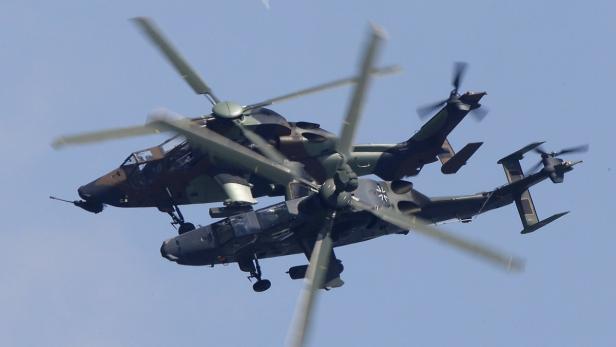 Zwei Militärhubschrauber vom Typ Eurocopter Tiger fliegen am Himmel.