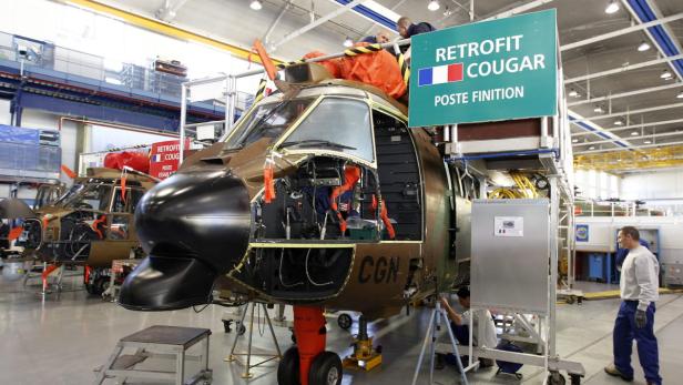 Ein Cougar-Hubschrauber wird in einer Werkshalle gewartet.
