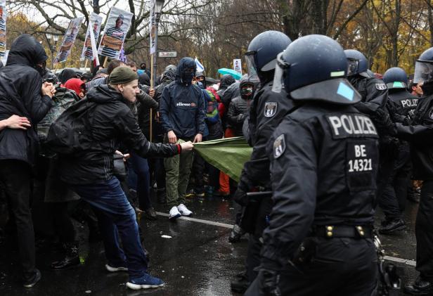 Polizei löst Corona-Demo in Berlin mit Wasserwerfern und Tränengas auf