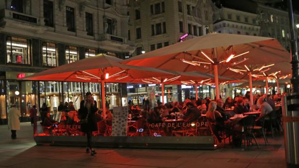 Das „Café de l'Europe“ in Wien ist abends gut besucht.