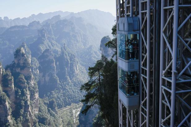 Der höchste Outdoor-Lift bringt Touristen auf die "Avatar"-Klippe