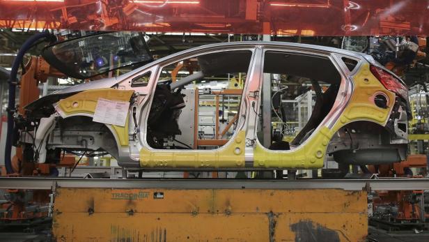 Die Karosserie eines Autos auf einem Förderband in einer Fabrik.