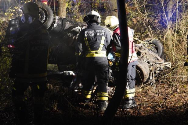 Schwerer Unfall in NÖ: Pkw kam von Fahrbahn ab