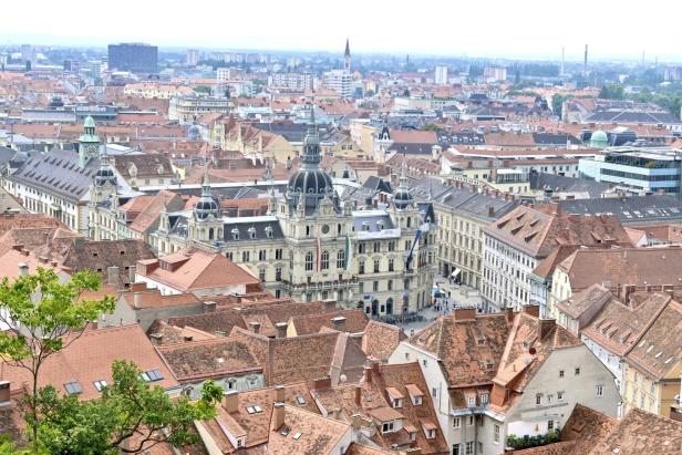 Luftaufnahme von Graz mit dem Rathaus im Vordergrund.
