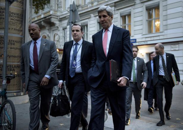 U.S. Secretary of State John Kerry (C) walks to a meeting with his Iranian counterpart Javad Zarif in Vienna