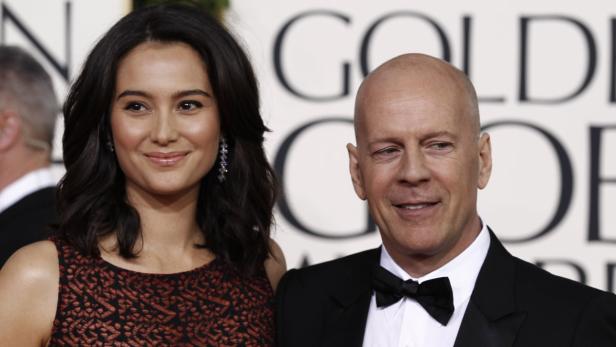 Bruce Willis und Emma Heming posieren auf dem roten Teppich.