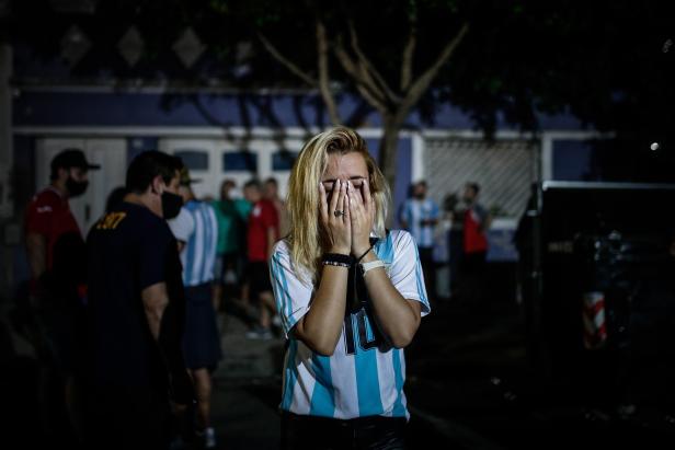 Argentinians gather to say goodbye to Diego Maradona