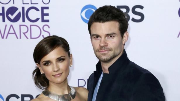 Daniel Gillies und Rachael Leigh Cook posieren auf dem roten Teppich.