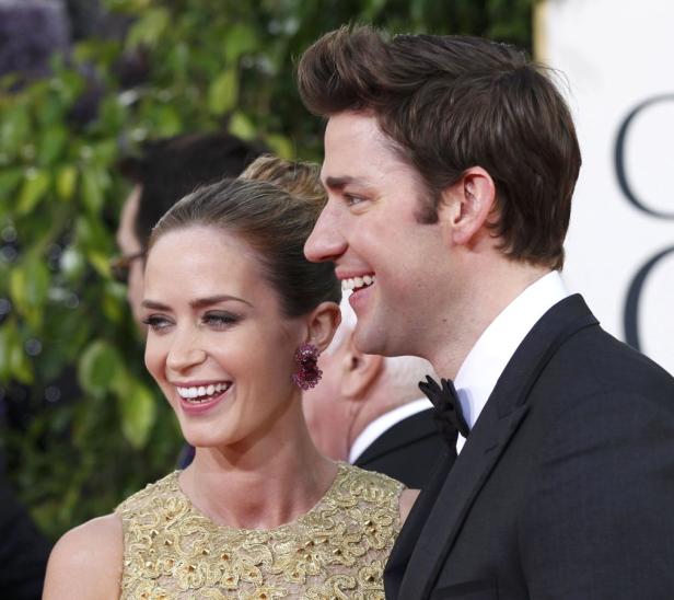 Emily Blunt und John Krasinski lächeln auf dem roten Teppich.