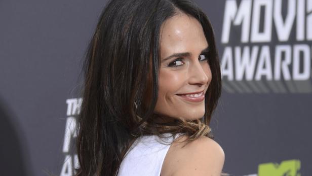 Jordana Brewster lächelt auf dem roten Teppich.