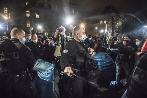 Rassismus- und Gewaltvorwürfe gegen Polizisten in Paris
