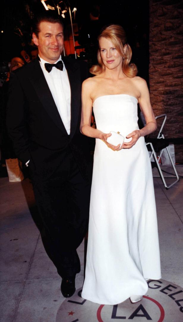 Alec Baldwin und Kim Basinger posieren auf dem roten Teppich.