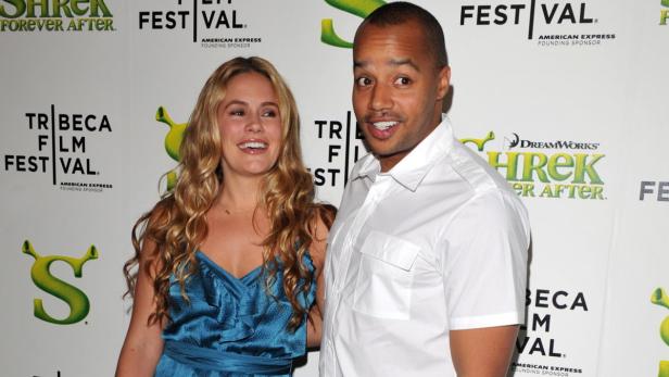 Donald Faison und CaCee Cobb posieren auf dem Tribeca Film Festival neben einem „Shrek“-Werbeplakat.