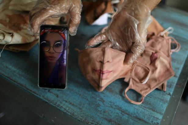 Künstler malt täuschend echte Gesichter auf Masken