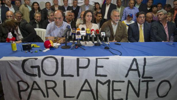 Prügel im Parlament - Eskalation in Caracas