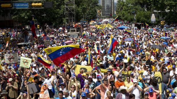 Prügel im Parlament - Eskalation in Caracas