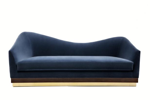 Ein blaues Sofa mit Holz- und Goldakzenten vor einem weißen Hintergrund.