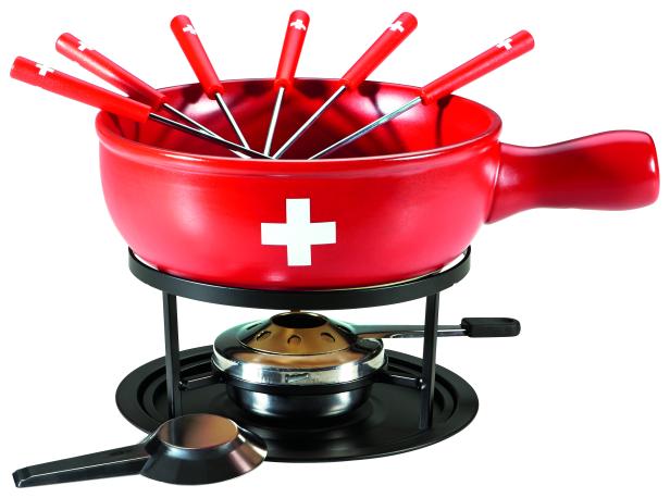 Ein rotes Käsefondue-Set mit Schweizer Kreuzen auf dem Topf und den Gabeln.