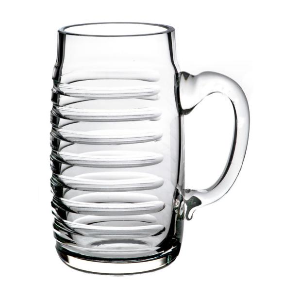 Ein leeres, geripptes Bierglas mit Henkel vor einem weißen Hintergrund.