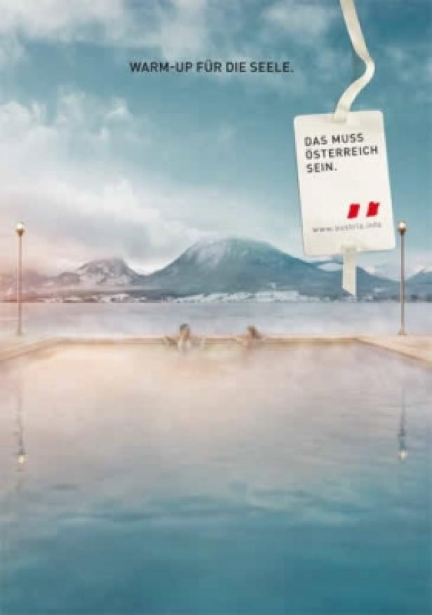 Zwei Personen entspannen in einem Pool mit Blick auf eine verschneite Berglandschaft in Österreich.