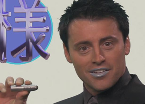 Matt LeBlanc (Joey aus „Friends“) mit blauem Lippenstift und einem Lippenstift in der Hand.