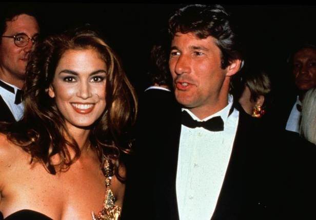 Cindy Crawford und Richard Gere posieren für ein Foto.