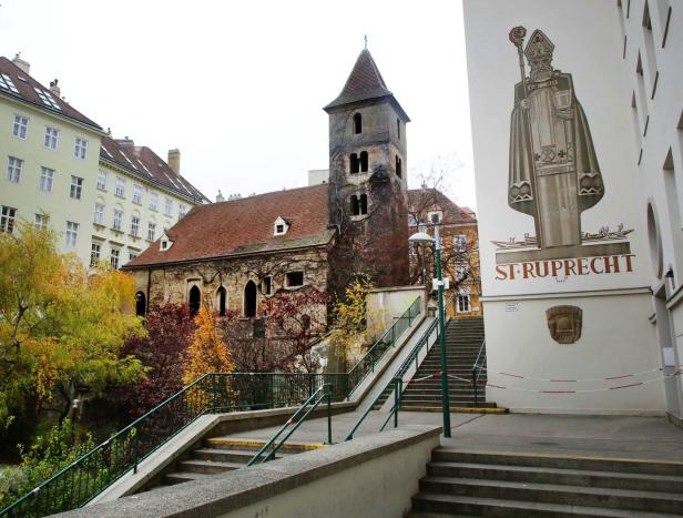 Die St.-Ruprechts-Kirche in Wien, die älteste Kirche der Stadt, mit einer Darstellung des Heiligen Ruprecht an einem Gebäude.