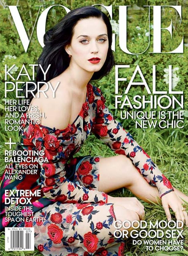 Katy Perry auf dem Cover der Vogue, in einem geblümten Kleid, vor einem grünen Hintergrund.