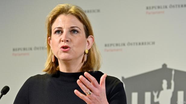 NEOS-Chefin Meinl-Reisinger wirft dem Bund Versagen bei der Pflege vor NEOS-Chefin Meinl-Reisinger wirft dem Bund Versagen bei der Pflege vor