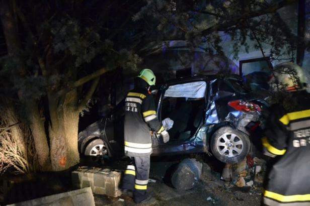NÖ: Unfallauto verkeilte sich zwischen Baum und Hausmauer