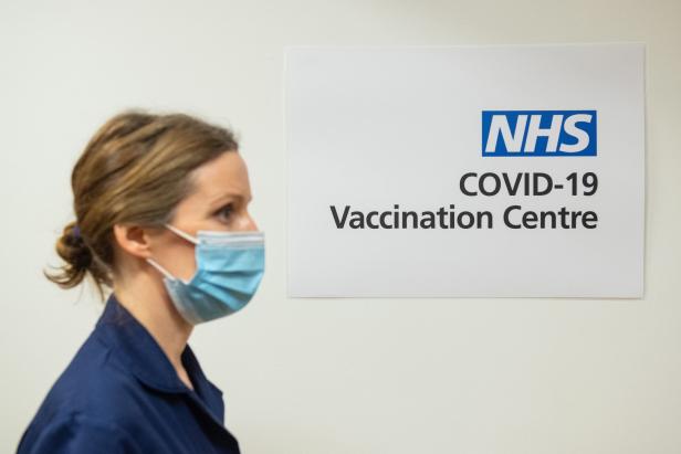 Start in Großbritannien: 90-Jährige erhält als erste Corona-Impfung