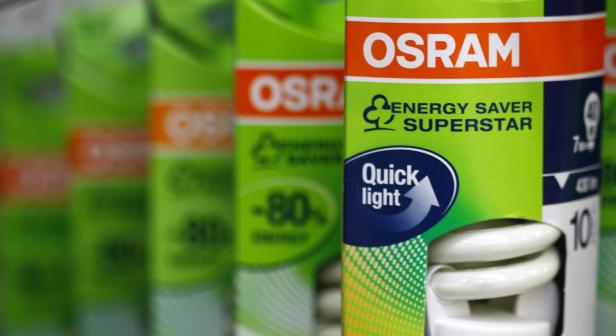 Eine Packung OSRAM Energiesparlampe „Superstar“ mit der Aufschrift „Quick light“.