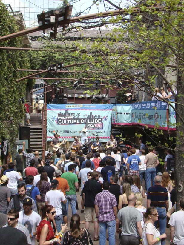 Eine Band spielt vor einer Menschenmenge beim SXSW 2011 Culture Collide Festival.
