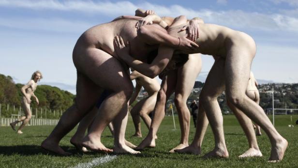 Voller Körpereinsatz beim Nackt-Rugby