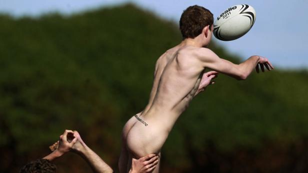 Voller Körpereinsatz beim Nackt-Rugby