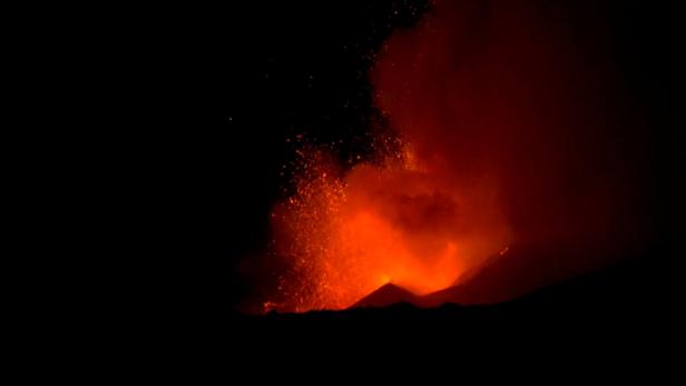 Spektakuläre Fotos: Vulkan Ätna spuckt Lava